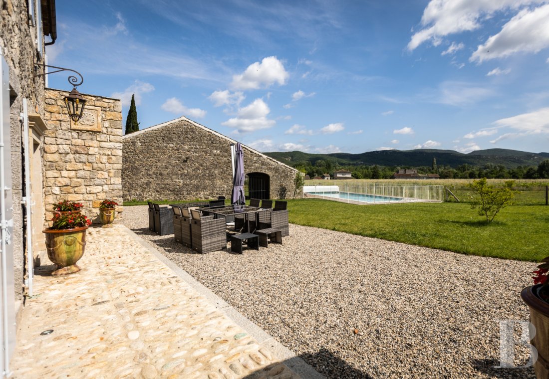 En Ardèche, à Saint-Alban-Auriolles, une ancienne ferme du 17e siècle à l’ombre d’un château - photo  n°22